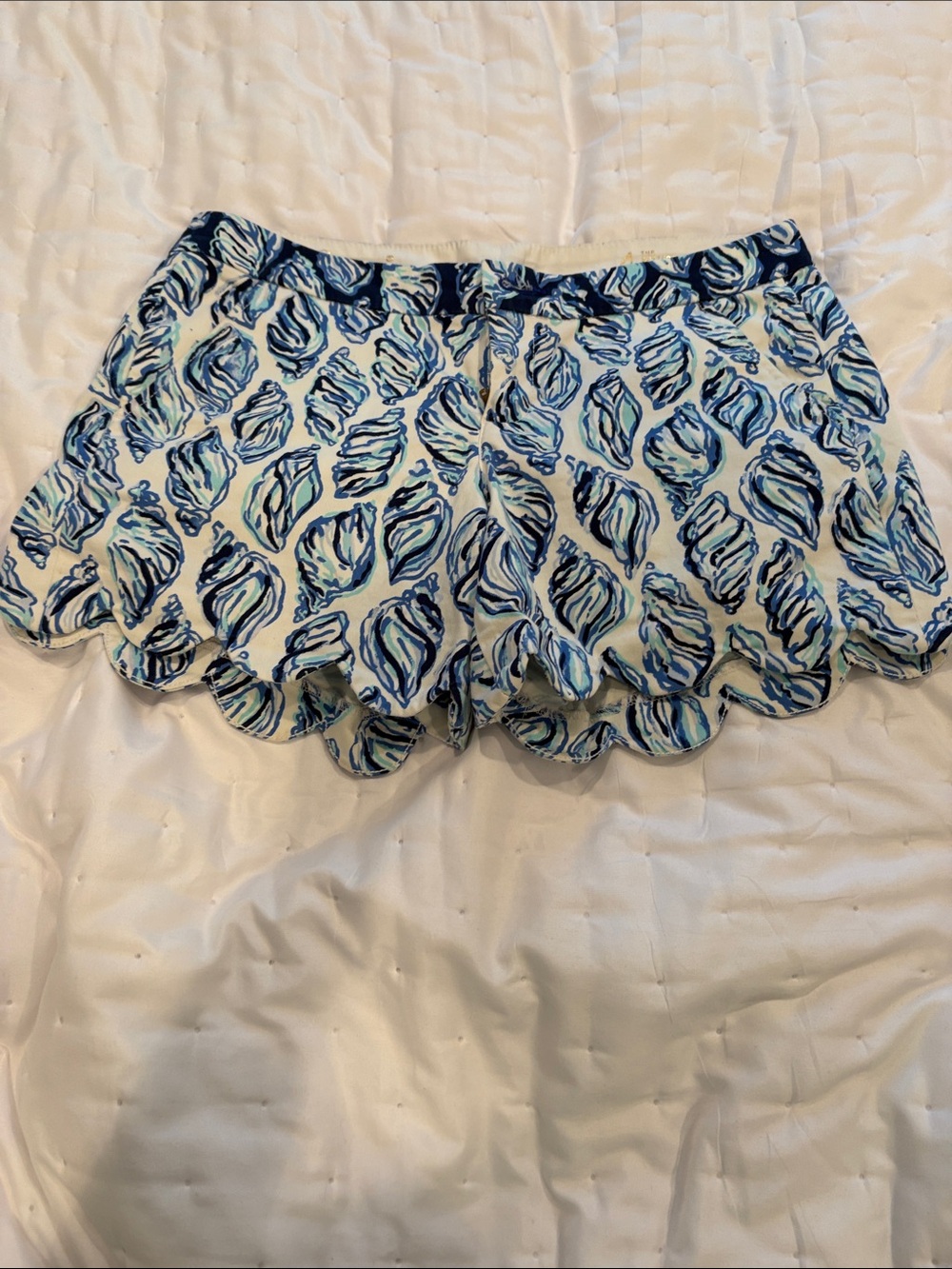 Lilly Pulitzer White Scalloped Hem Blue Print Shorts